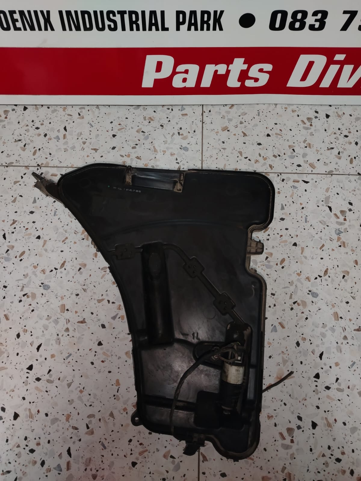 2018+ BMW G30 5SERIES WINDSCREEN WASHER BOTTLE