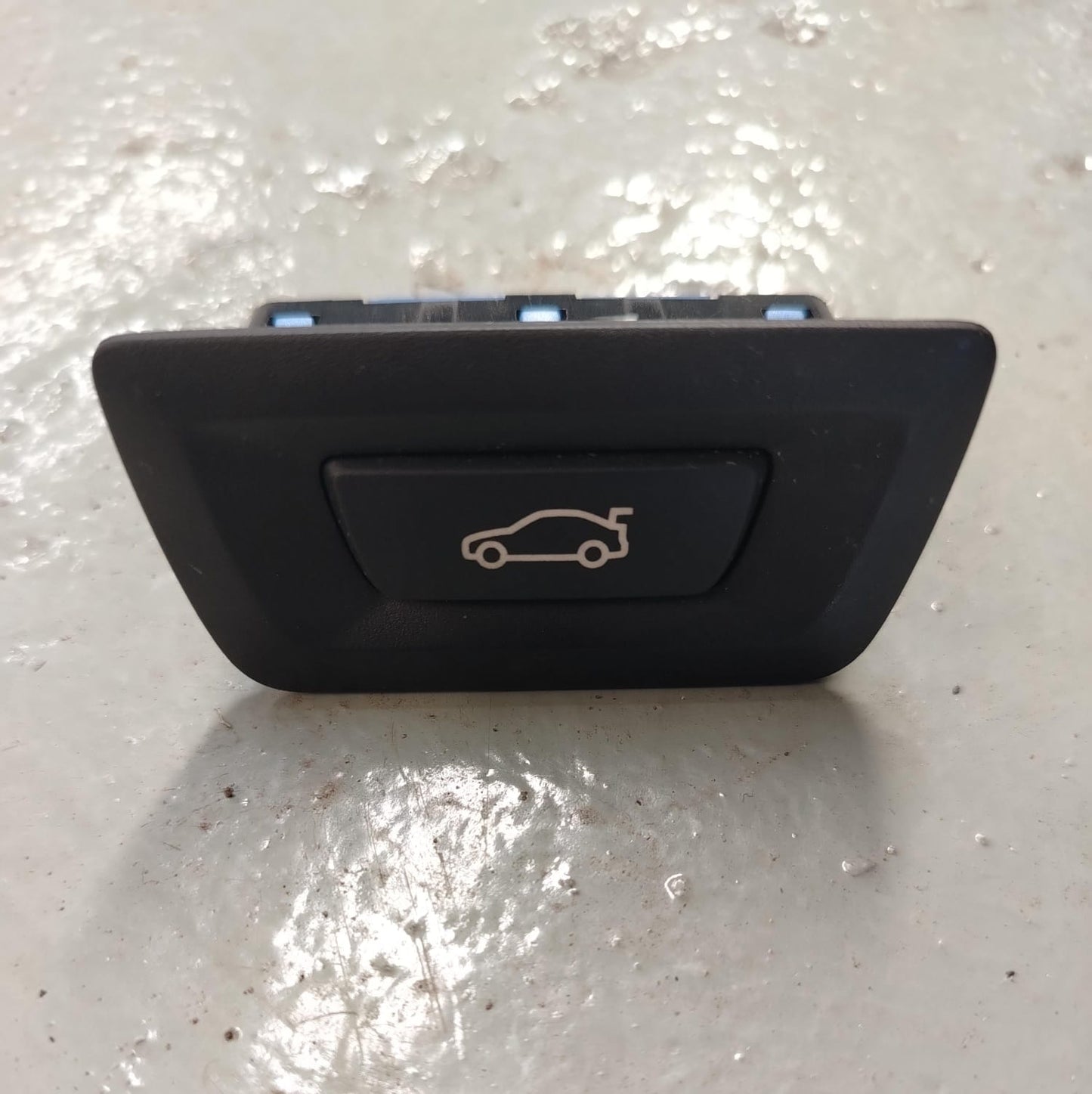 2017-2023 BMW G30 5SERIES TAILGATE SWITCH
